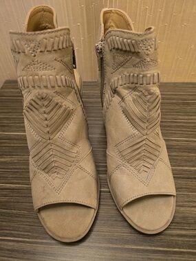 Beige Ankle Bootie
Geometric Zipper Open
Toe Size 6.5